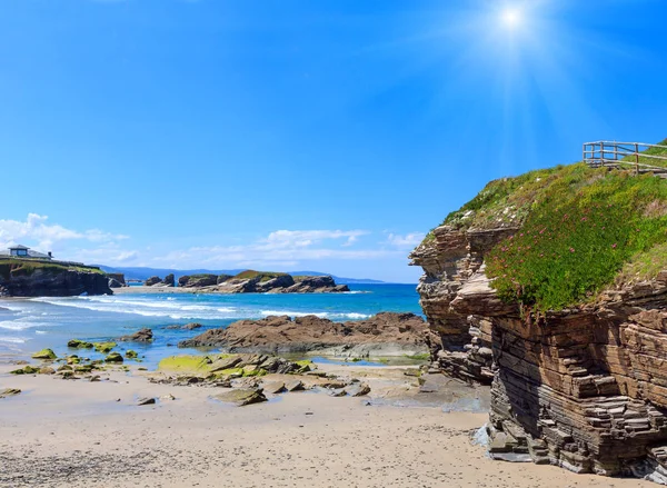 Los Castros sunshiny beach (Galicia, España) ). — Foto de Stock