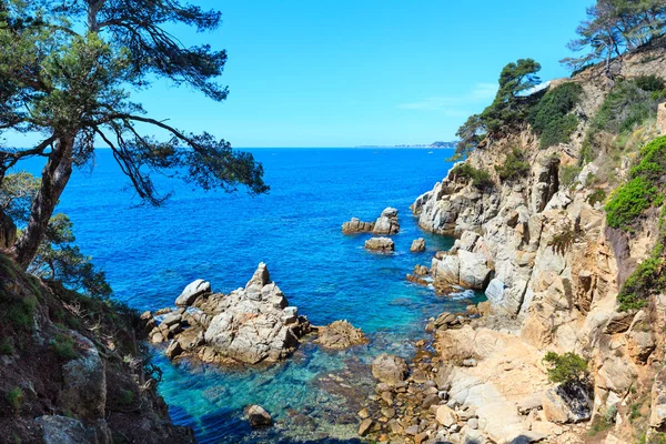 Été mer rocheuse vue sur la côte (Espagne ). — Photo