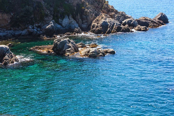 夏の海の岩の海岸の景色 (スペイン). — ストック写真