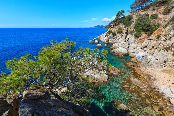 夏季岩石海岸海景 （西班牙). — 图库照片