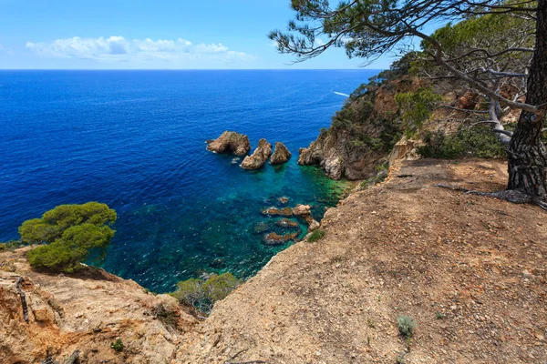 Sommer Meer felsigen Küstenblick (Spanien). — Stockfoto
