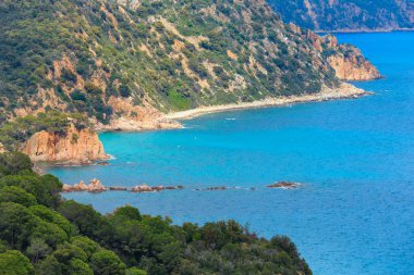 Yaz deniz kayalık sahil manzaralı (İspanya).