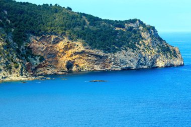 Yaz deniz kayalık sahil manzaralı (İspanya).