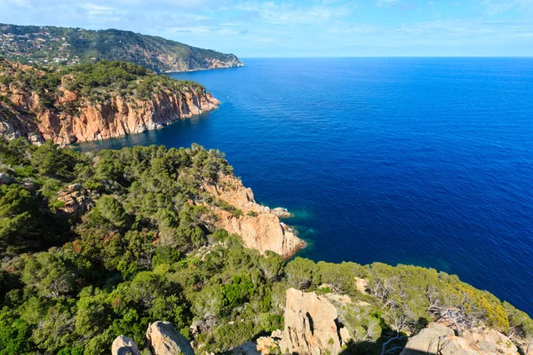 Estate vista mare costa rocciosa (Spagna ). — Foto Stock