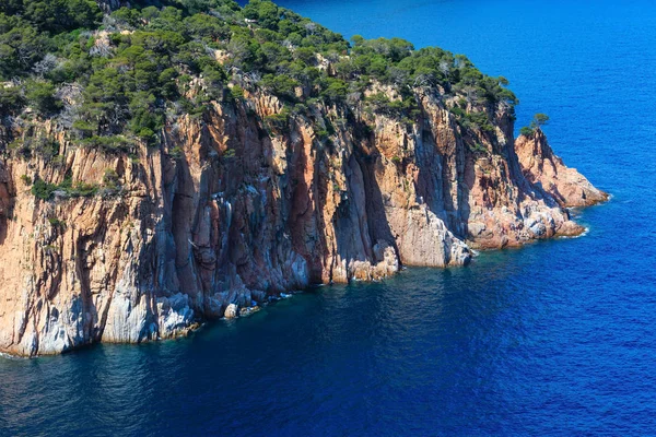 Estate vista mare costa rocciosa (Spagna ). — Foto Stock