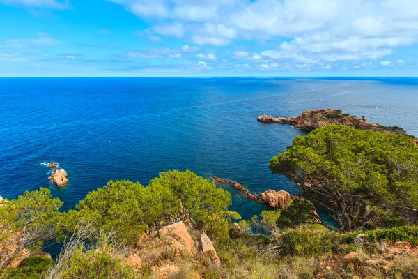 Sommer Meer felsigen Küstenblick (Spanien). — Stockfoto