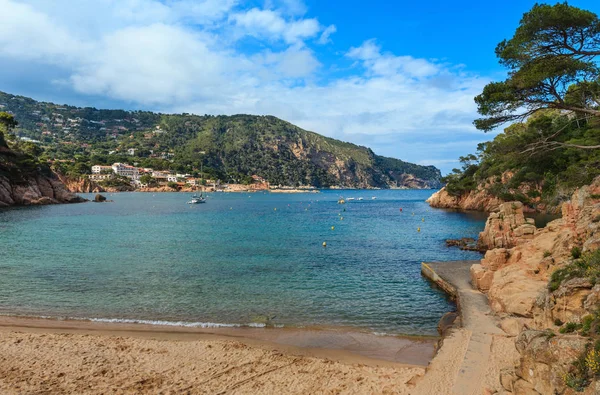 夏季岩石海岸海景 （西班牙). — 图库照片