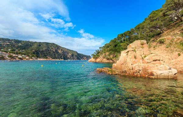 Lato na skalistym wybrzeżu morze (Hiszpania). — Zdjęcie stockowe