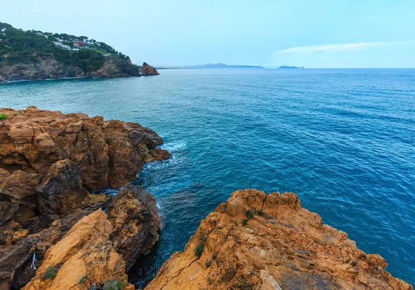 Letní moře pobřeží (Španělsko). — Stock fotografie