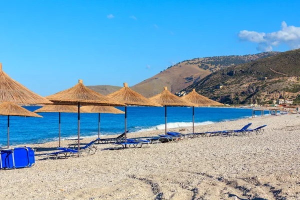 Spiaggia estiva del mattino (Albania ). — Foto Stock