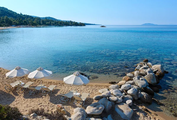 Letní ráno pláž (Chalkidiki, Řecko). — Stock fotografie