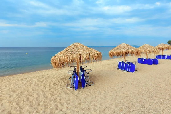 Spiaggia estiva mattutina (Calcidica, Grecia ). — Foto Stock