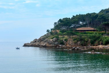 Yaz deniz kıyı şeridi, Costa Brava, İspanya.