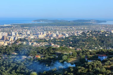 Sabah üstten görünüm üzerinde Vrore kasabanın (Arnavutluk).