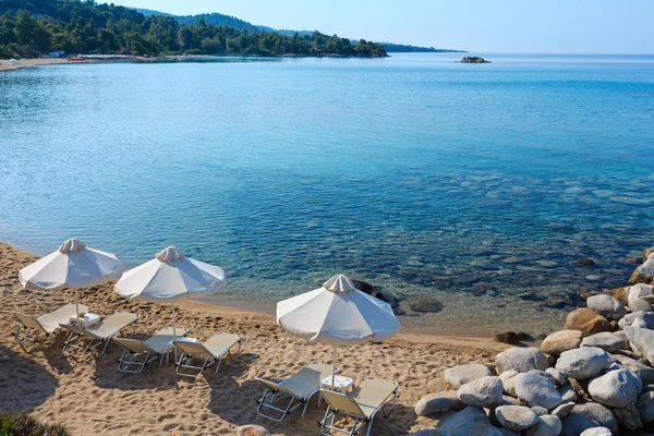 Playa de verano por la mañana (Chalkidiki, Grecia ). — Foto de Stock