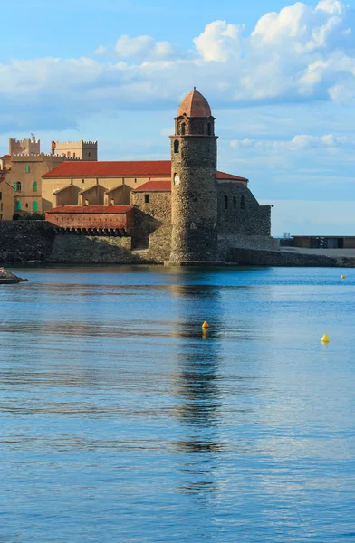 Kościół na wybrzeżu, Collioure, Francja. — Zdjęcie stockowe