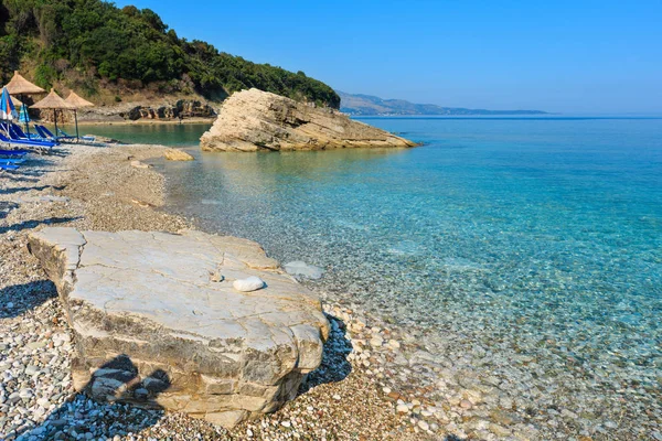 Mattina estiva Spiaggia Pulebardha (Albania ). — Foto Stock