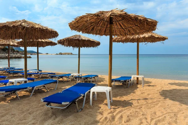 Spiaggia estiva mattutina (Calcidica, Grecia ). — Foto Stock