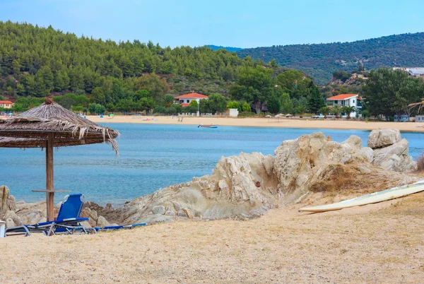 Praia da manhã de verão (Chalkidiki, Grécia ). — Fotografia de Stock
