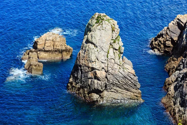 Sahil yakınında kayalar. — Stok fotoğraf