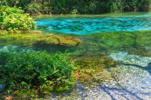 Blue Eye zomer view (Albanië). — Stockfoto