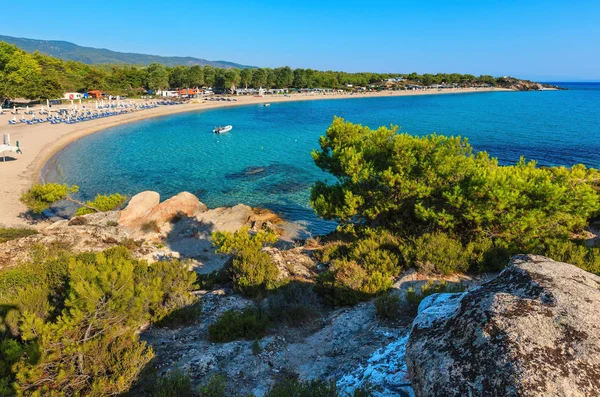 Nyári reggel Kalamitsin strand (Görögország). — Stock Fotó