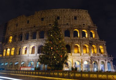 Colosseum gece görünümü, Roma.