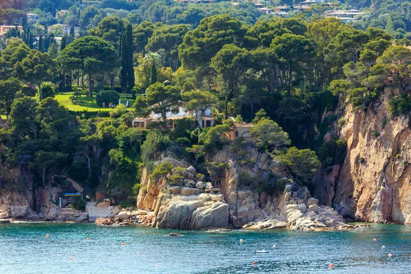 夏の海の岩の海岸の景色 (スペイン). — ストック写真