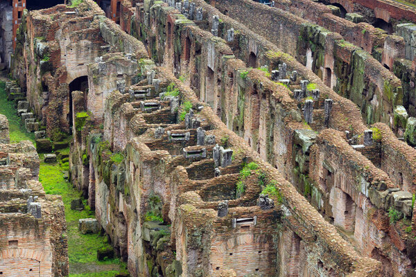 Вид на арену Колизея в Риме
.