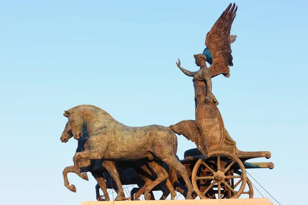 Kanatlı zafer bronz heykeli Vittoriano'ya üstte. — Stok fotoğraf