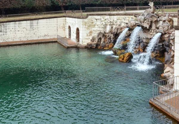 Kungliga slottet i Caserta, dolphin fountain. — Stockfoto