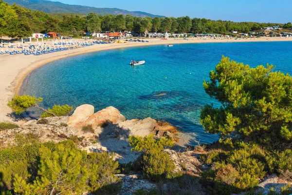 Zomerochtend Platanitsi strand (Griekenland). — Stockfoto