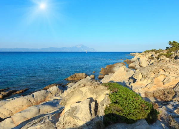 Ozářená moře pobřeží (Chalkidiki, Řecko). — Stock fotografie