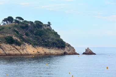 Yaz deniz kıyı şeridi, Costa Brava, İspanya.