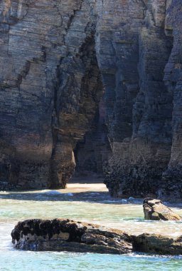 Sahilde doğal kemerler.