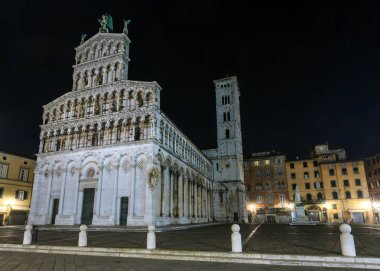 Lucca şehir gece görünümü.