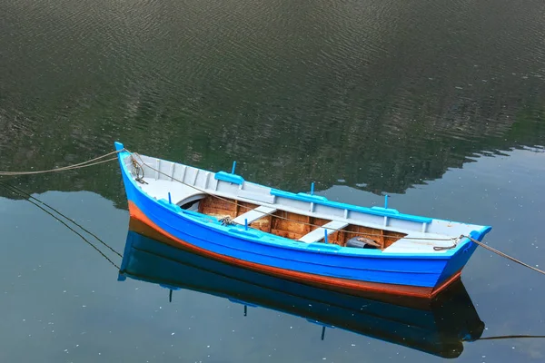 Barca sulla superficie del lago . — Foto Stock