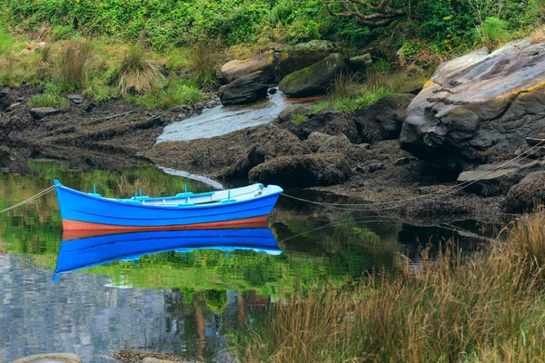 Båten nier sommaren lakeside. — Stockfoto