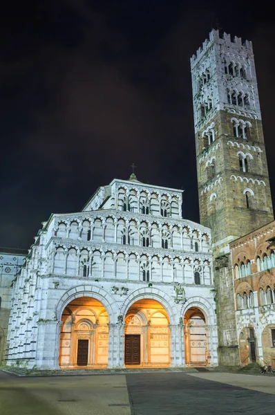 Lucca Stadt Nacht Ansicht. — Stockfoto