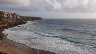 Akşam Atlantik Okyanusu kıyısında. Algarve, Portekiz.