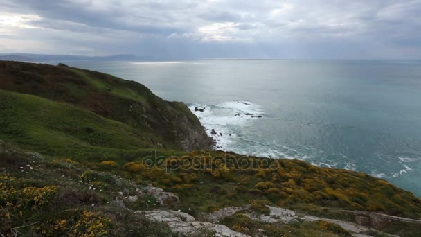 Vista de la costa oceánica de verano (España ). — Vídeos de Stock