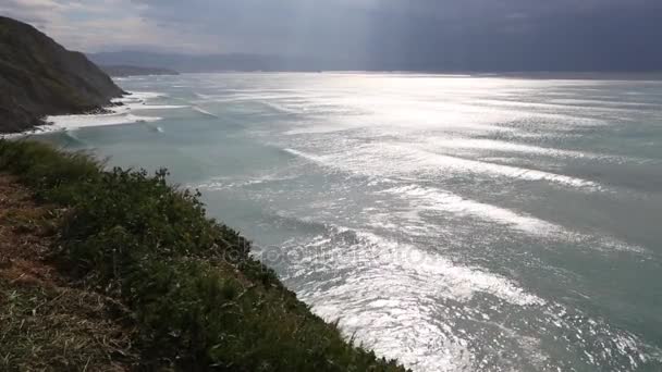 Soirée d'été vue sur la côte de l'océan (Espagne ). — Video