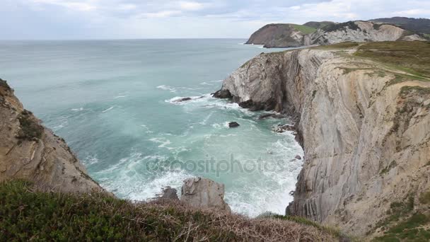 Estate oceano costa rocciosa (Spagna ). — Video Stock