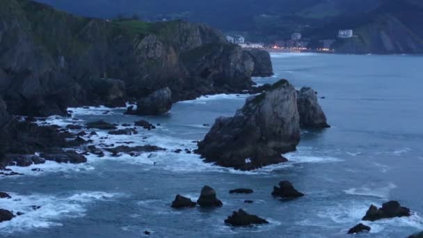 Cidade noturna na costa, Espanha . — Vídeo de Stock