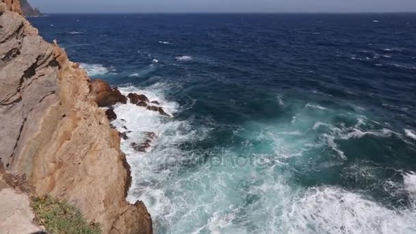 Літній скелястий берег (Коста Бланка, Іспанія). — стокове відео