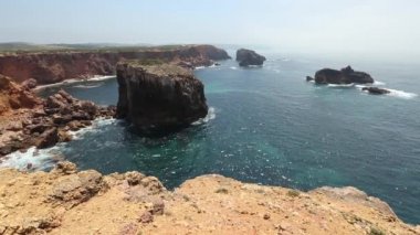 Atlantik kayalık sahil, Algarve, Portekiz.