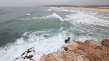 Atlantik kumlu plaj, Algarve, Portekiz.