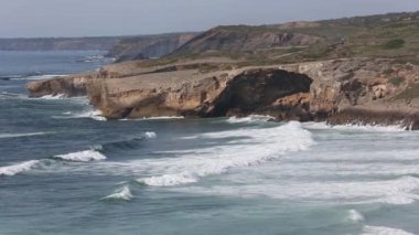 Yaz Atlantik Okyanusu kıyısında. Algarve, Portekiz.