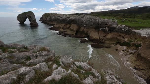 Villahormes falaises près du rivage, Espagne . — Video