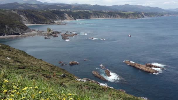 Cabo Vidio kıyı şeridi (Asturias sahilleri, İspanya). — Stok video